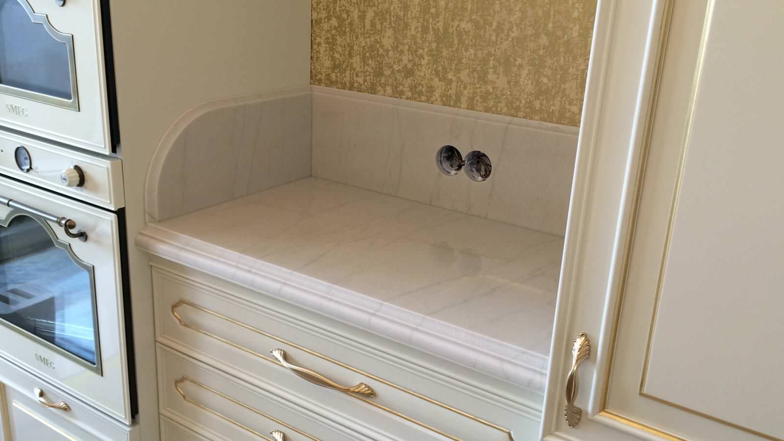 Столешница с подклейкой и фигурным фартуком из нат. кварцита Exclusive White