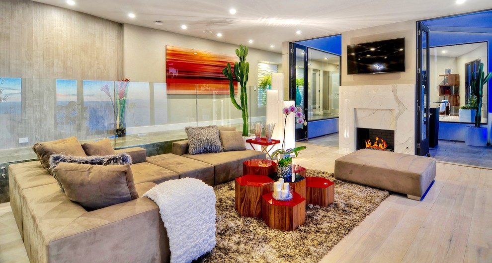 Photo of a contemporary living room in Orange County.