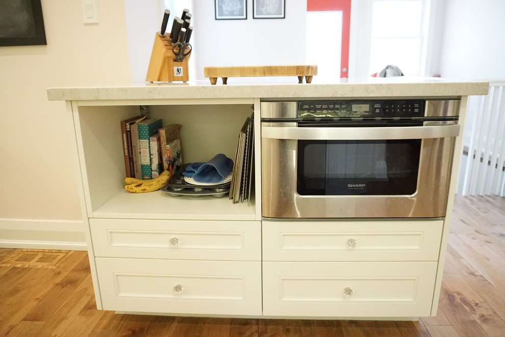 Example of a transitional home design design in Toronto
