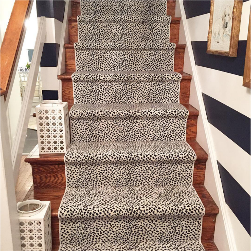 Пример оригинального дизайна: прямая лестница в стиле фьюжн с ступенями с ковровым покрытием