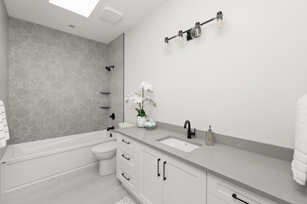 Transitional home design photo in Vancouver
