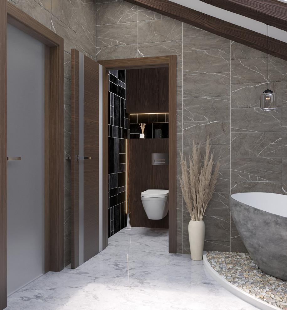 Пример оригинального дизайна: совмещенный санузел среднего размера в стиле модернизм с угловой ванной, угловым душем, инсталляцией, коричневой плиткой, керамической плиткой, коричневыми стенами, мраморным полом, раковиной с несколькими смесителями, серым полом, душем с раздвижными дверями, деревянным потолком и кирпичными стенами