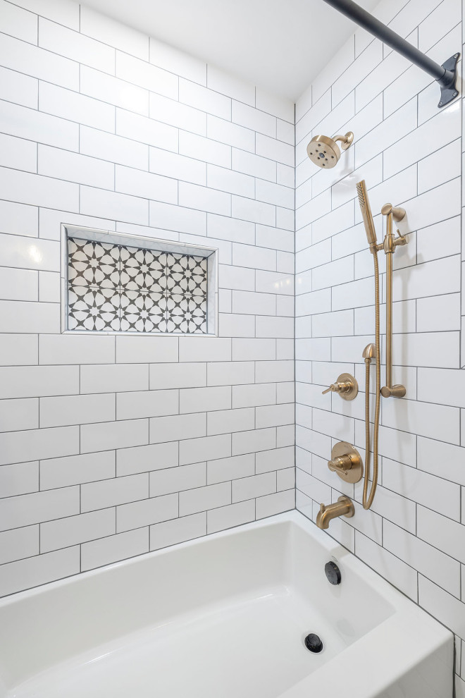 Источник вдохновения для домашнего уюта: маленькая главная ванная комната в стиле ретро с плоскими фасадами, душем над ванной, унитазом-моноблоком, белой плиткой, керамической плиткой, серыми стенами, столешницей из искусственного камня, разноцветным полом, шторкой для ванной, белой столешницей, нишей, тумбой под одну раковину, напольной тумбой, фасадами цвета дерева среднего тона, ванной в нише, полом из керамогранита и накладной раковиной для на участке и в саду