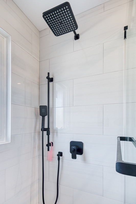 Mid-sized cottage 3/4 white tile and porcelain tile porcelain tile, gray floor and single-sink alcove shower photo in Toronto with furniture-like cabinets, blue cabinets, a one-piece toilet, white walls, an undermount sink, quartz countertops, white countertops, a niche and a freestanding vanity