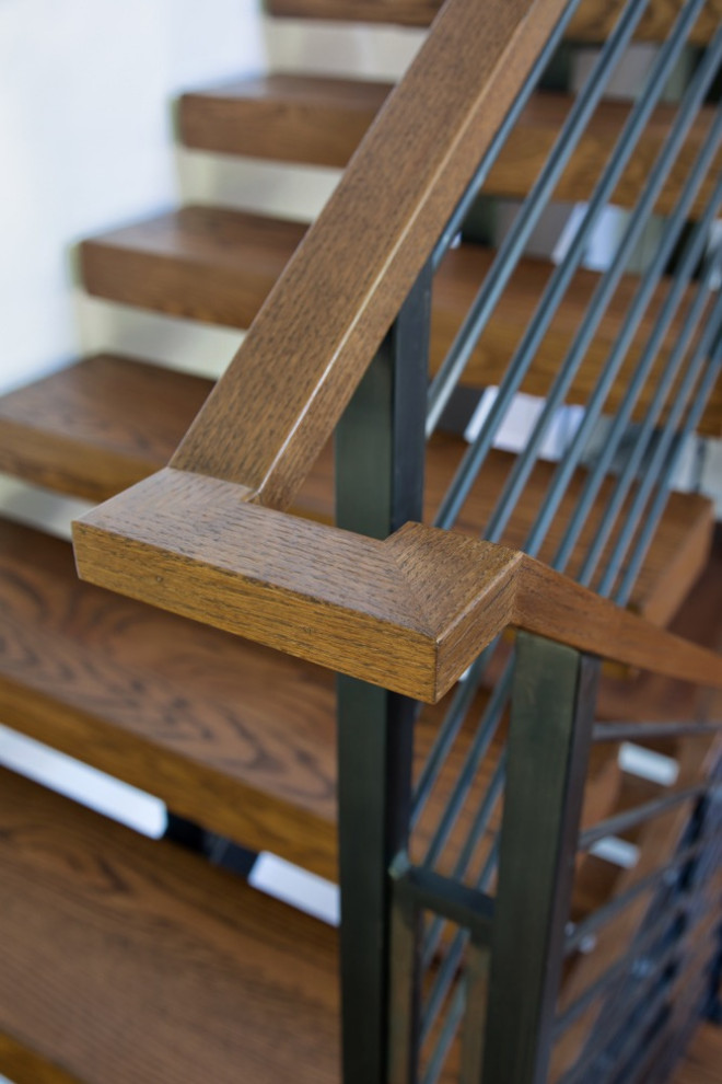 Источник вдохновения для домашнего уюта: угловая металлическая лестница среднего размера в стиле ретро с металлическими ступенями и деревянными перилами
