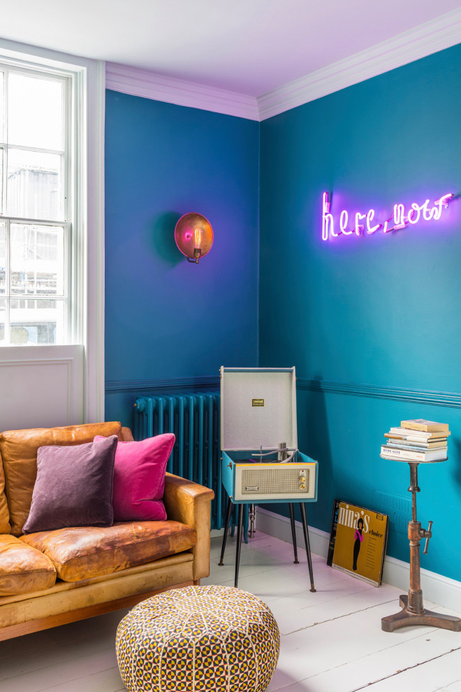 Mittelgroßes, Fernseherloses, Abgetrenntes Stilmix Wohnzimmer mit blauer Wandfarbe, gebeiztem Holzboden und weißem Boden in London