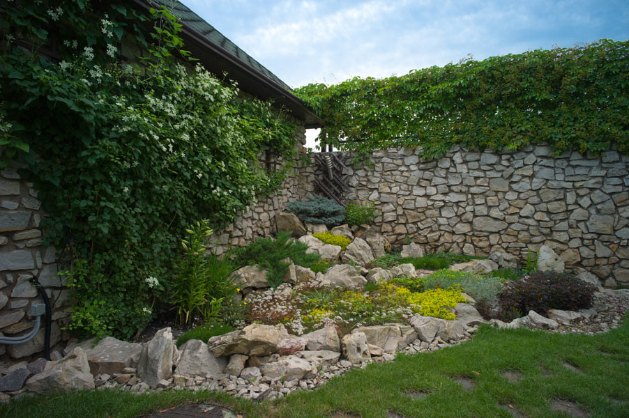 Дом с водопадом