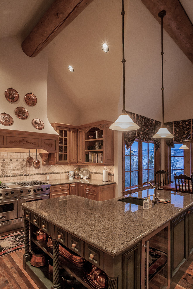 This is an example of a country kitchen in Denver.