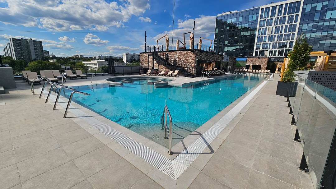 Бассейн на крыше "Грэмм Сити"