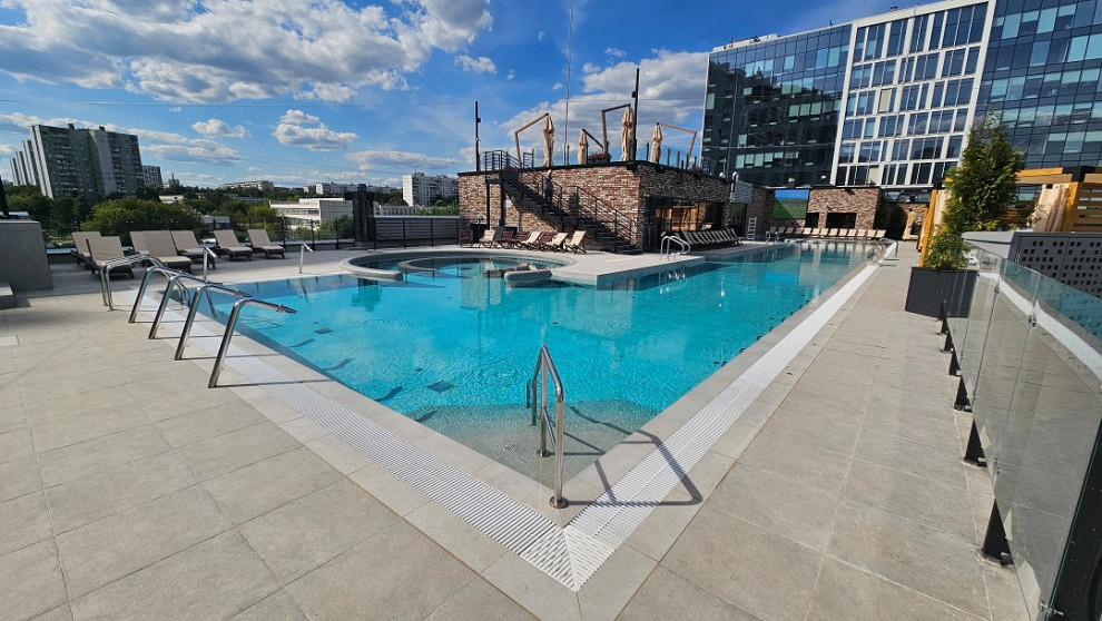Бассейн на крыше "Грэмм Сити"