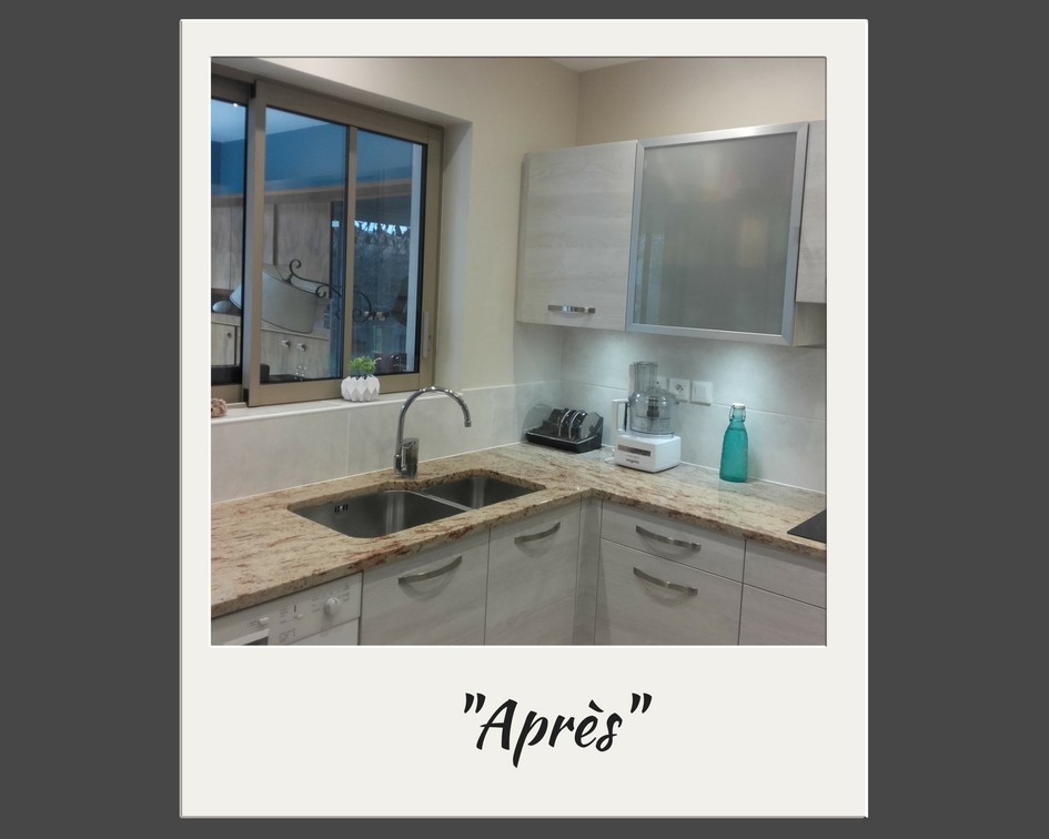 Cette photo montre une cuisine chic en L fermée et de taille moyenne avec un évier intégré, un plan de travail en granite, une crédence blanche et une crédence en céramique.