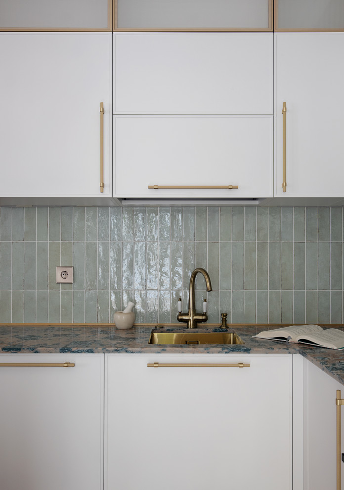 Imagen de cocina clásica renovada de tamaño medio con puertas de armario blancas, salpicadero gris, salpicadero de azulejos de cerámica y encimeras multicolor