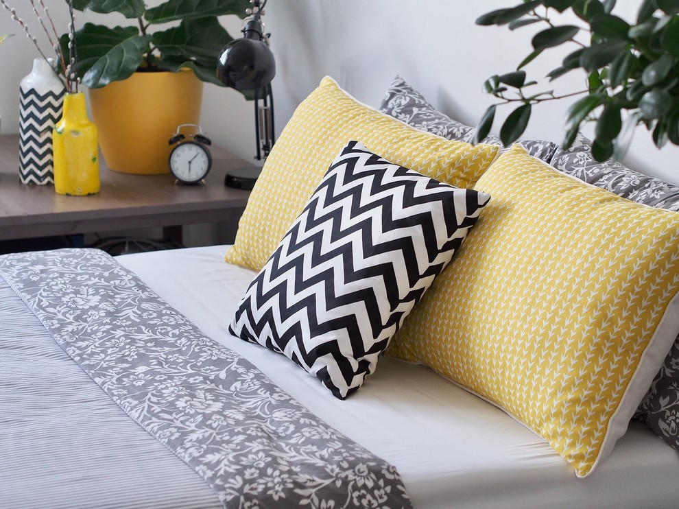 Спальня с желтыми акцентами для молодой пары