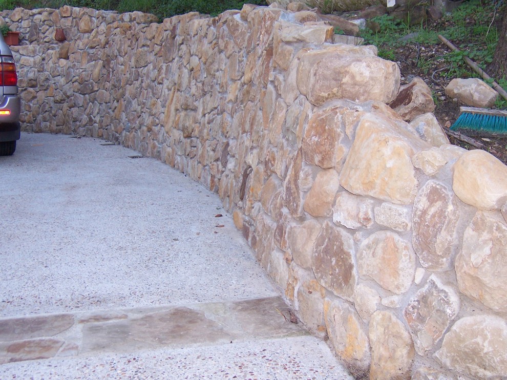 This is an example of a rustic landscaping in Los Angeles.