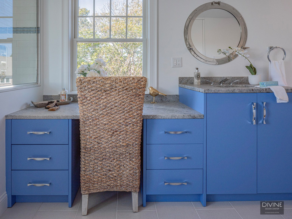 Пример оригинального дизайна: огромная ванная комната в стиле неоклассика (современная классика) с стеклянными фасадами, синими фасадами, отдельно стоящей ванной, угловым душем, синей плиткой, синими стенами, полом из керамической плитки, белым полом, душем с распашными дверями, сиденьем для душа и тумбой под две раковины