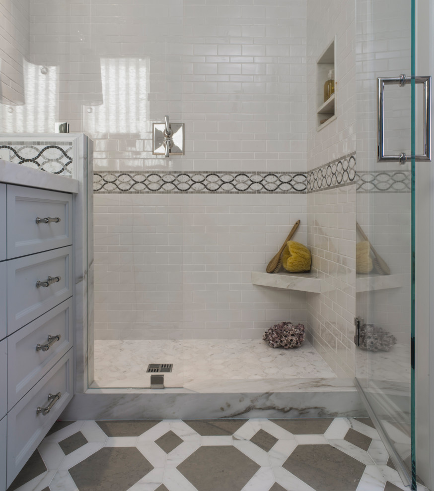Foto de cuarto de baño tradicional con ducha abierta, baldosas y/o azulejos blancos, baldosas y/o azulejos de cerámica, ducha abierta y banco de ducha