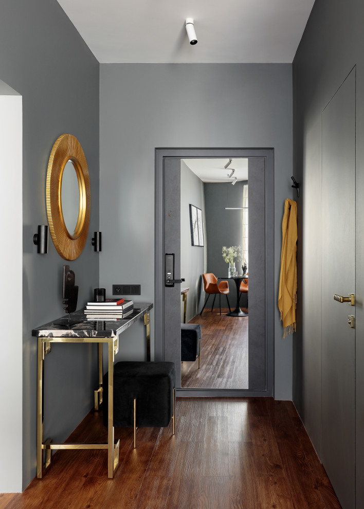 Источник вдохновения для домашнего уюта: входная дверь среднего размера в современном стиле с серыми стенами, паркетным полом среднего тона, одностворчатой входной дверью, стеклянной входной дверью и коричневым полом