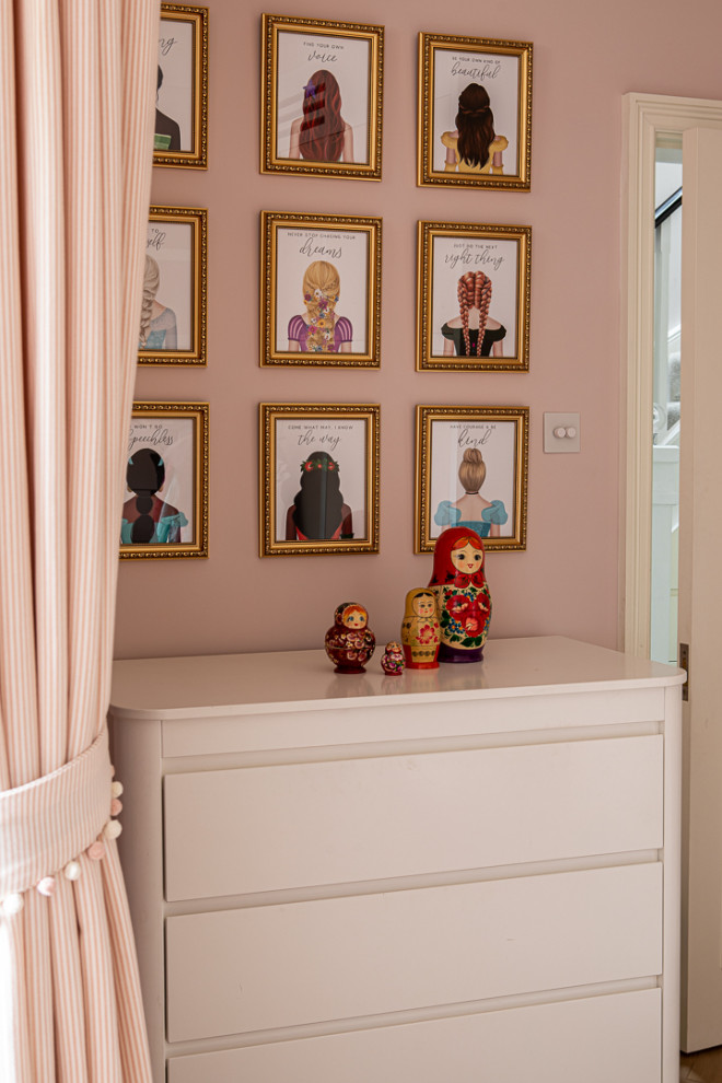 Ispirazione per una cameretta per bambini da 4 a 10 anni minimal di medie dimensioni con pareti rosa, parquet chiaro, pavimento grigio e carta da parati