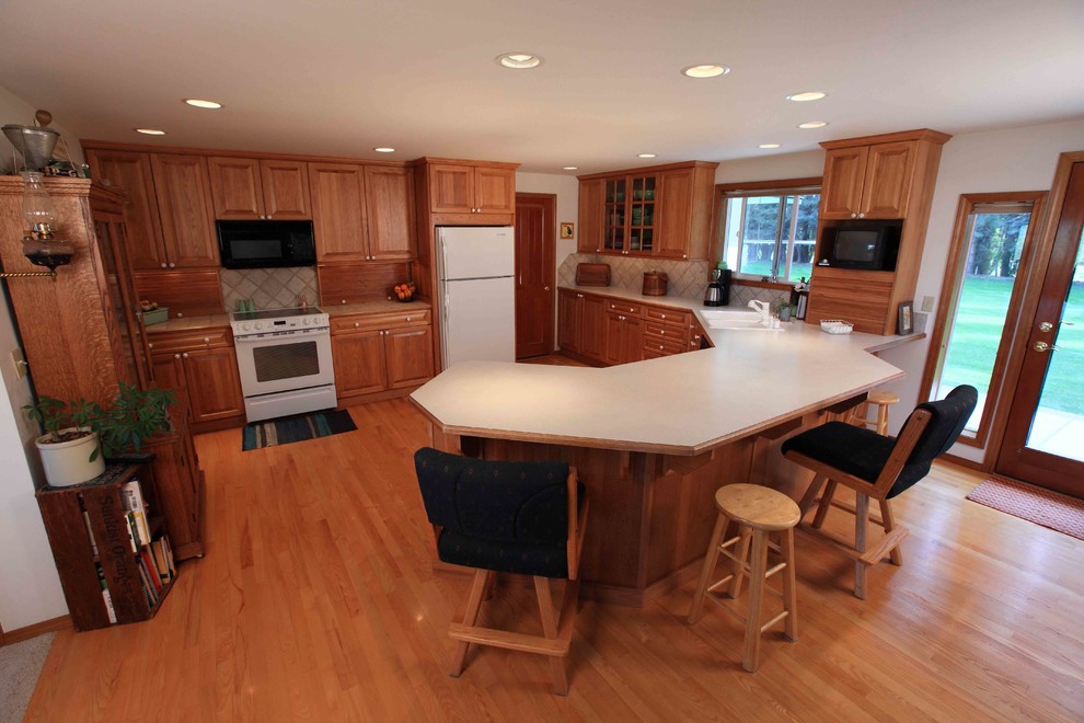 Transitional kitchen photo in Seattle