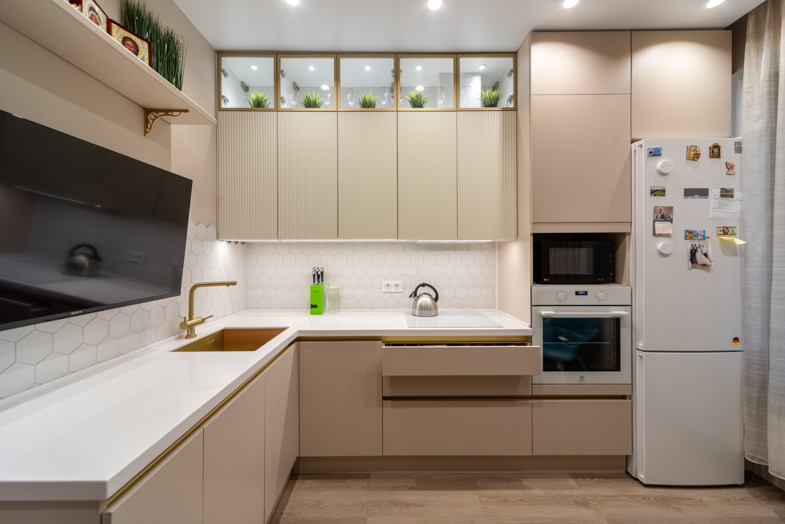 Красивая кухни и вместительная гардеробная