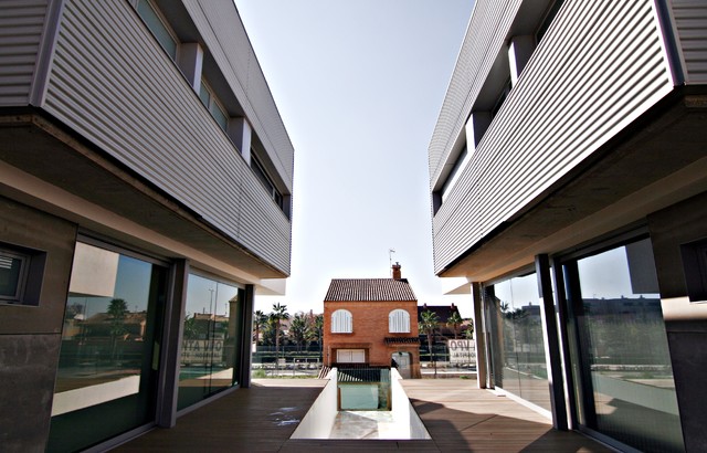Casas Reflejadas modern-pool