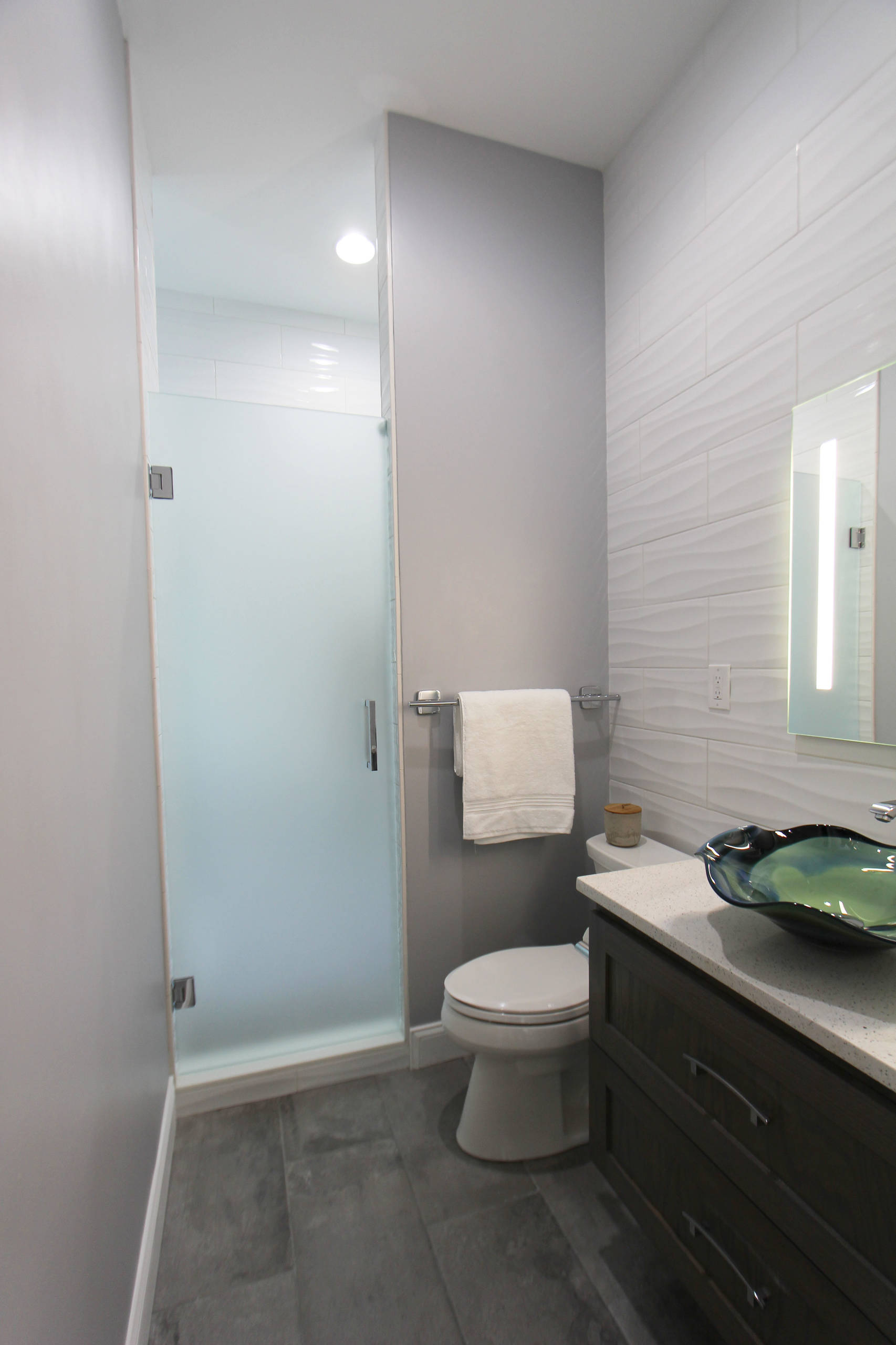 Clever Bathroom Layout Gives 2 Sisters Shared and Private Spaces, image size:1706x2560