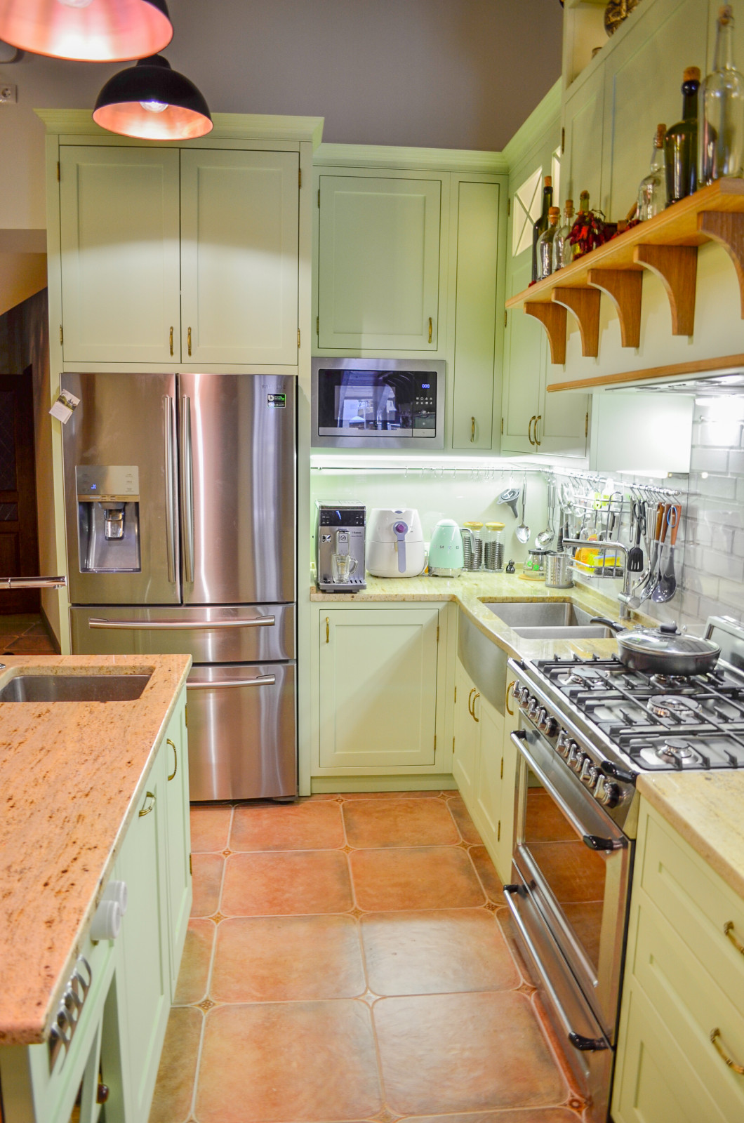 Нежно-зеленая кухня в американском стиле с островом