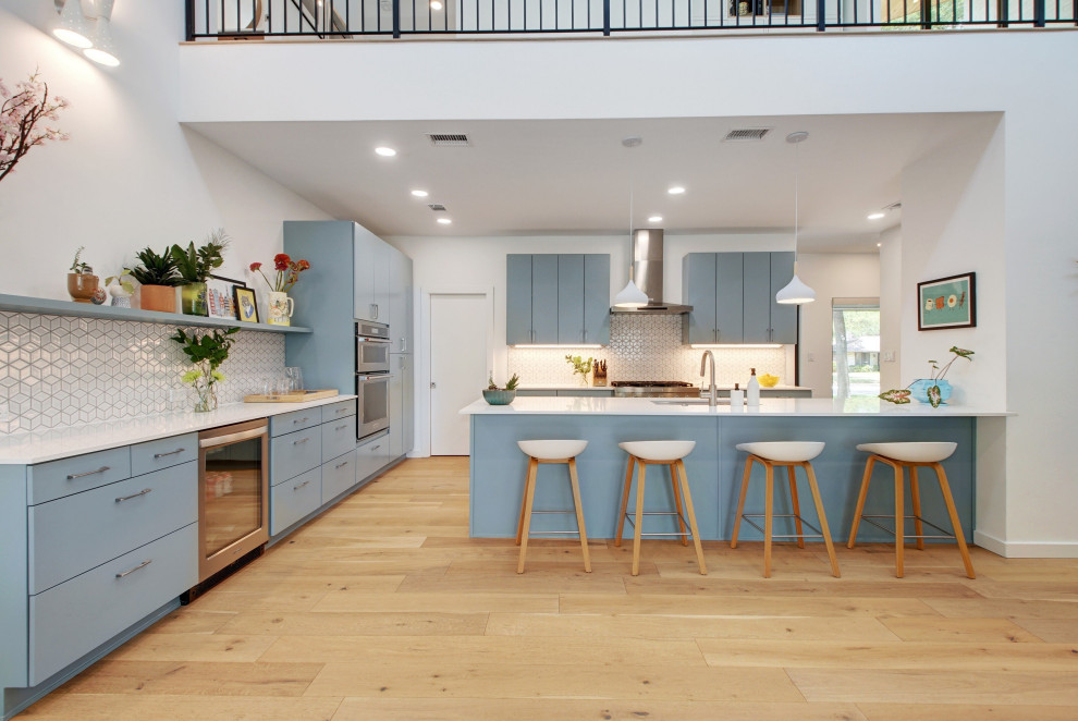Inspiration för ett stort minimalistiskt kök, med ljust trägolv och brunt golv
