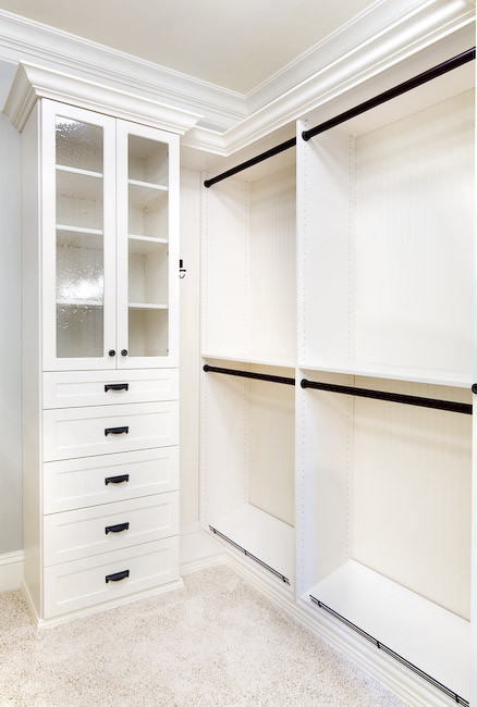Expansive arts and crafts gender-neutral walk-in wardrobe in Chicago with shaker cabinets, white cabinets and carpet.