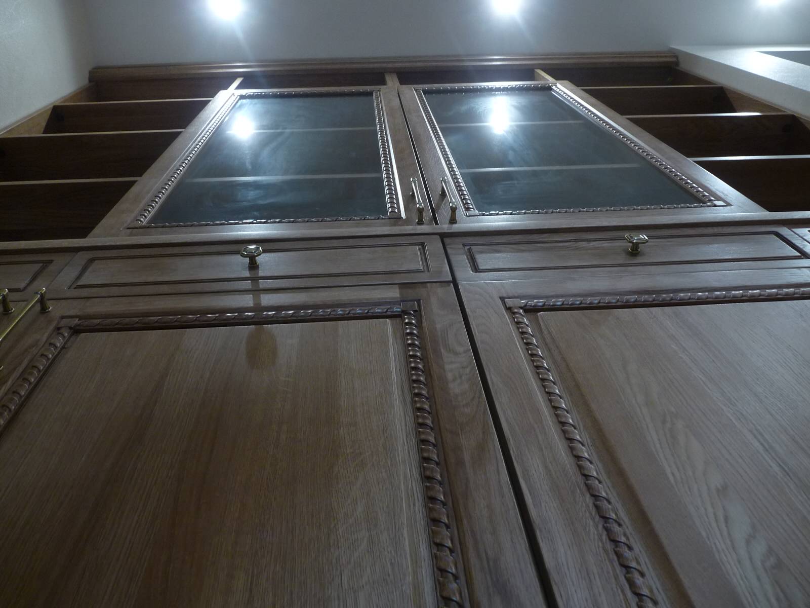 Резной шкаф из дуба