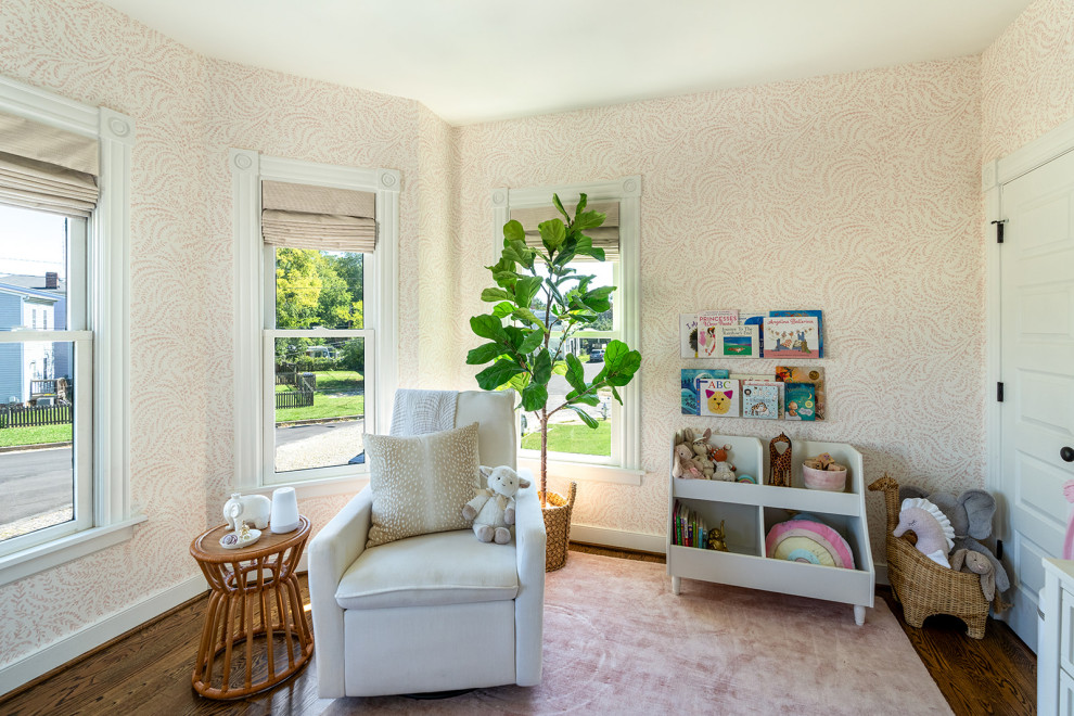 Пример оригинального дизайна: маленькая комната для малыша в классическом стиле с розовыми стенами, ковровым покрытием и обоями на стенах для на участке и в саду, девочки