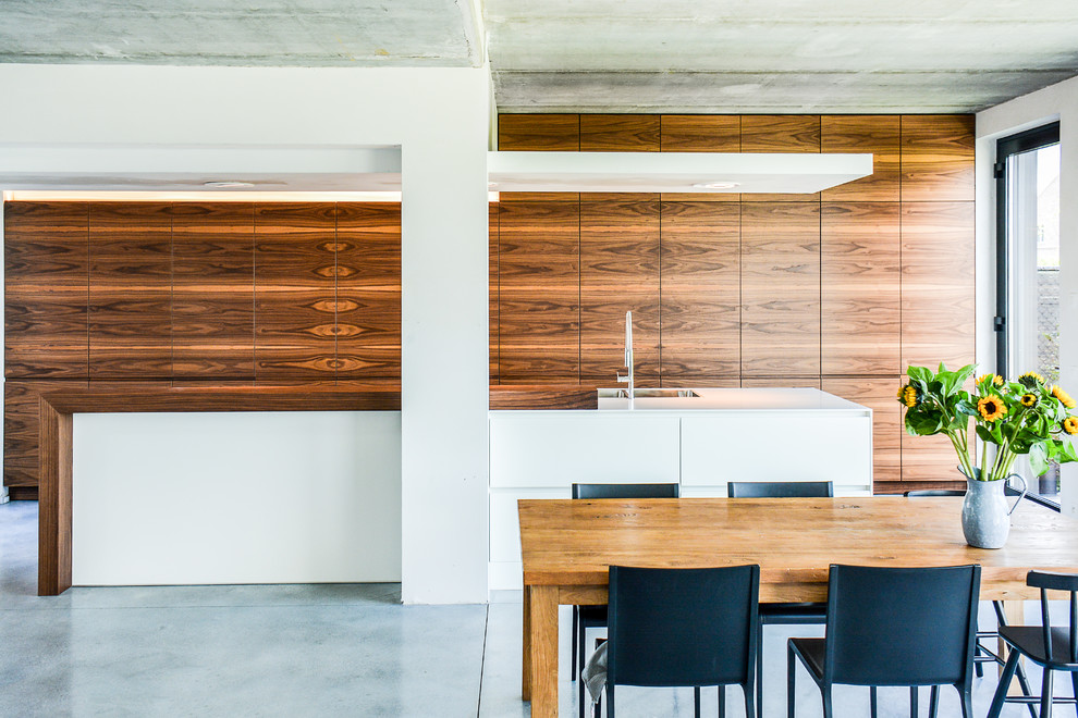 Mittelgroßes Industrial Esszimmer mit Betonboden und grauem Boden in Köln