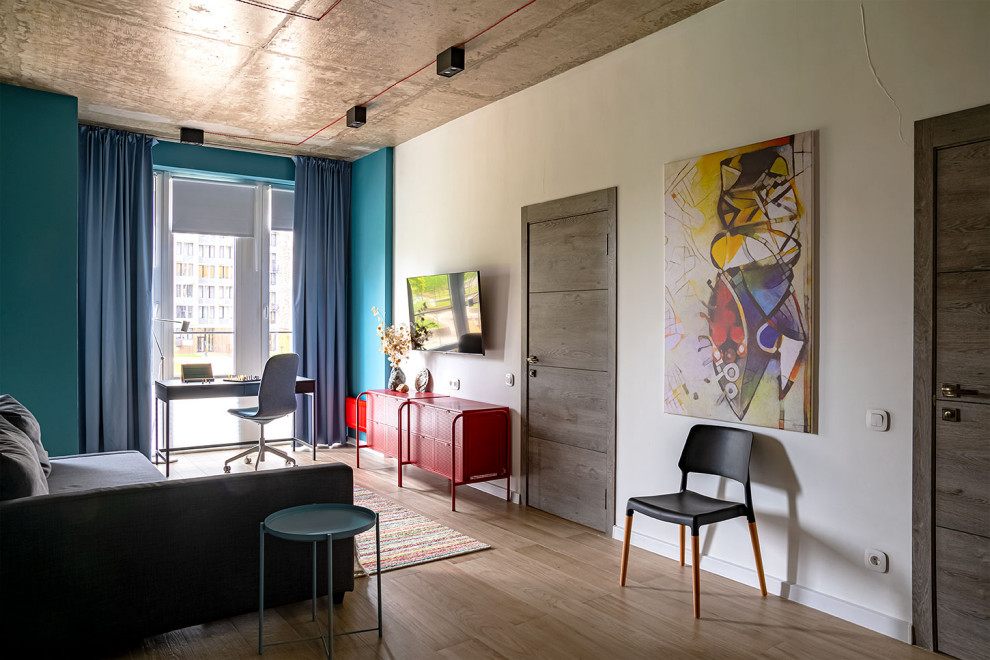 Exemple d'un salon tendance de taille moyenne et ouvert avec un mur multicolore, un sol en carrelage de porcelaine et un téléviseur fixé au mur.