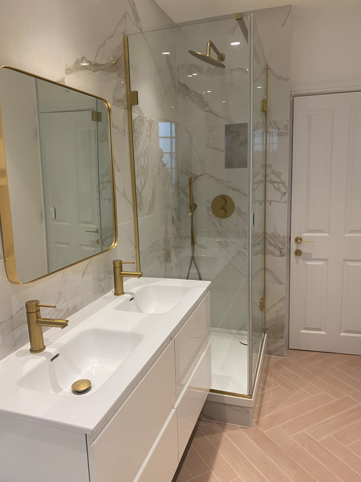 Exempel på ett stort modernt badrum för barn, med släta luckor, vita skåp, en hörndusch, en vägghängd toalettstol, porslinskakel, flerfärgade väggar, klinkergolv i porslin, rosa golv och dusch med gångjärnsdörr