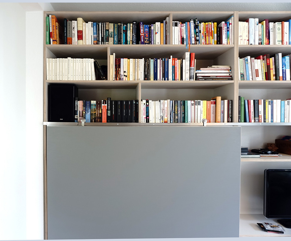 Imagen de sala de estar con biblioteca abierta contemporánea de tamaño medio con televisor retractable