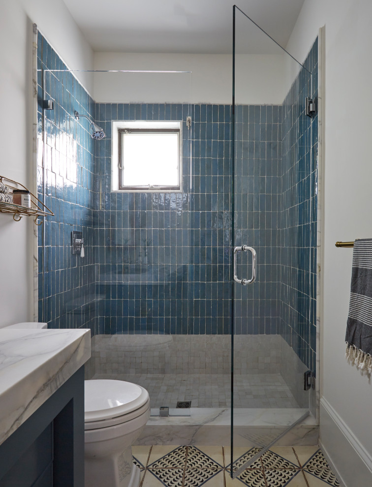 Foto di una stanza da bagno tropicale con ante con riquadro incassato, ante nere, pareti bianche, top bianco, un lavabo e mobile bagno freestanding