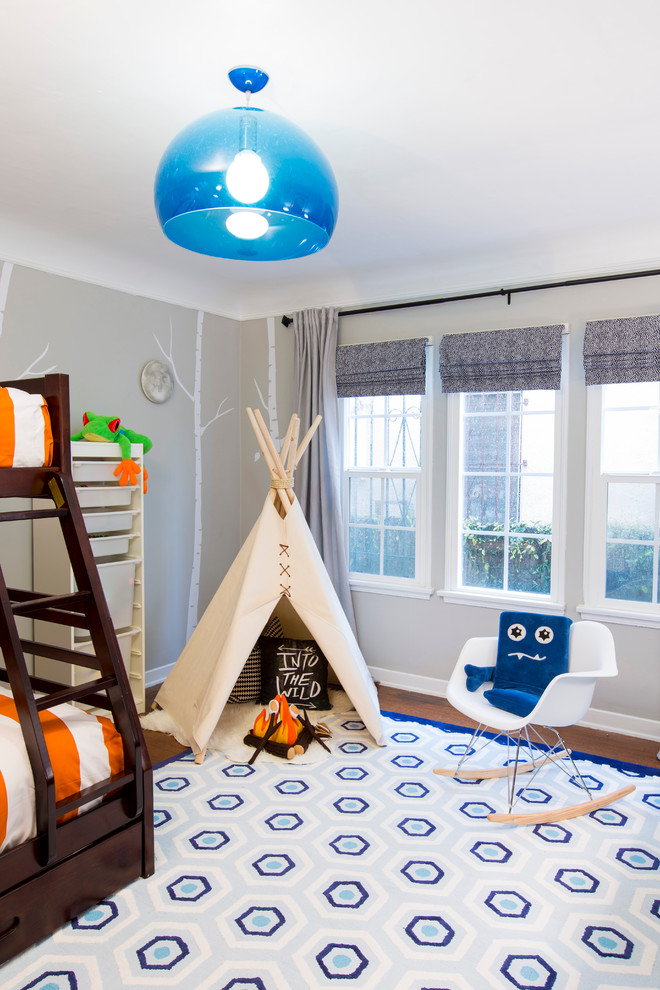 Small transitional kids' bedroom in Los Angeles with grey walls and medium hardwood floors for kids 4-10 years old and boys.