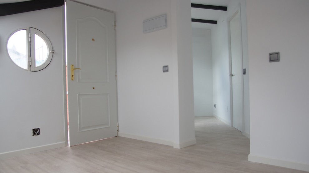 Diseño de puerta principal tradicional renovada de tamaño medio con paredes blancas, puerta simple y puerta blanca