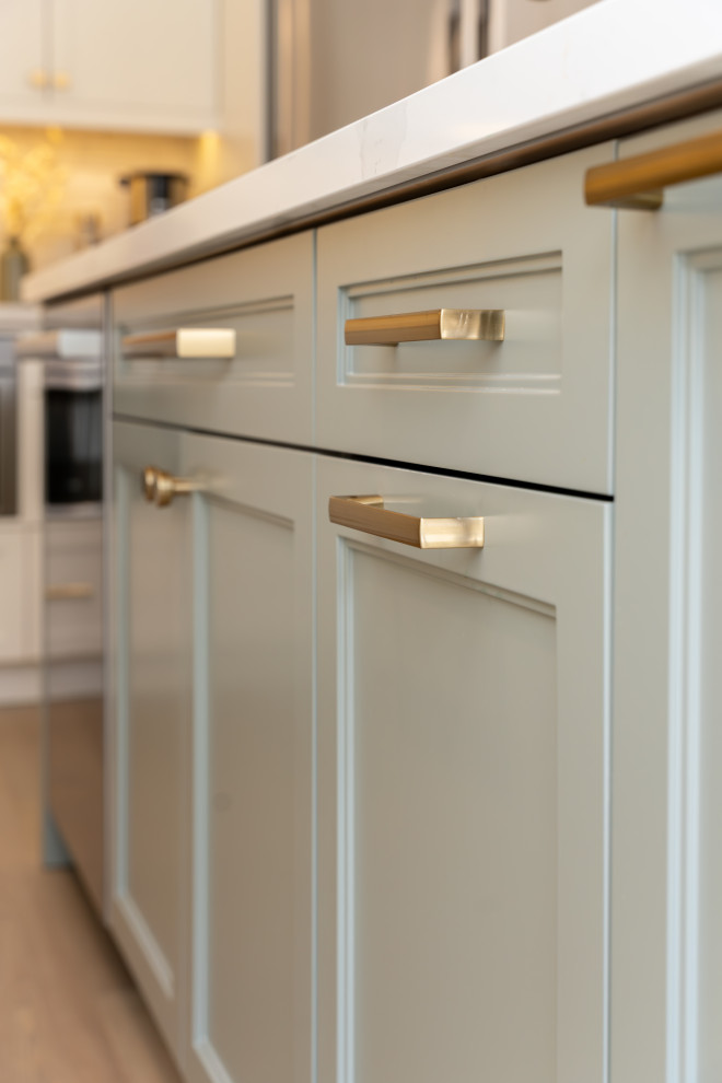 Example of a transitional kitchen design in Toronto