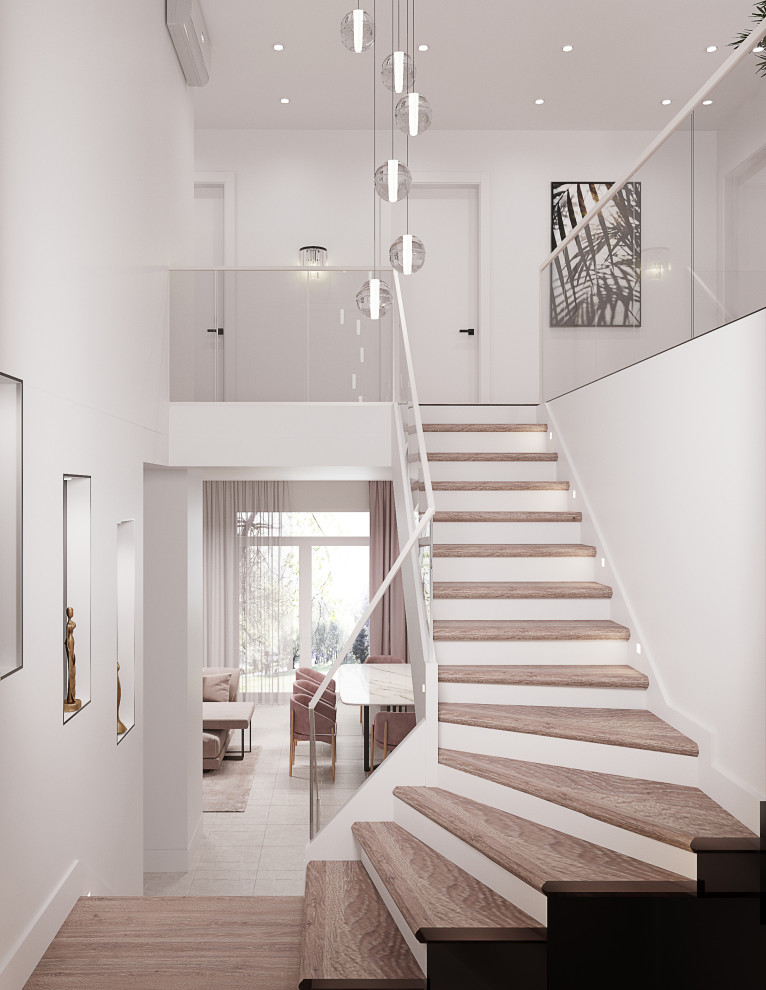 Große Moderne Treppe in L-Form mit gefliesten Treppenstufen, offenen Setzstufen, Stahlgeländer und vertäfelten Wänden in Sonstige