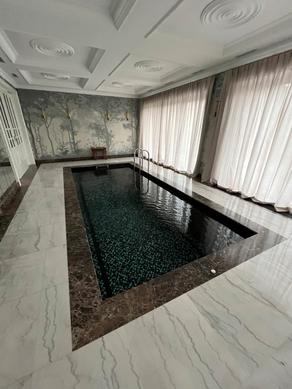 Бетонный бассейн в мозаики