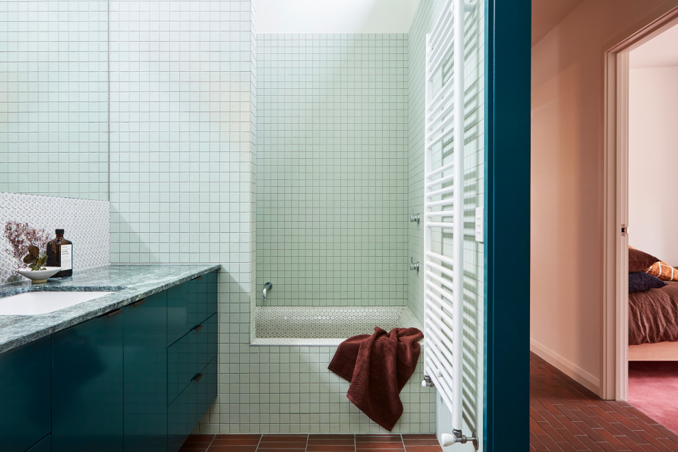 Esempio di una piccola stanza da bagno minimalista con ante verdi, piastrelle verdi, piastrelle in ceramica, pavimento in mattoni, lavabo sottopiano, top alla veneziana, pavimento rosso e top verde