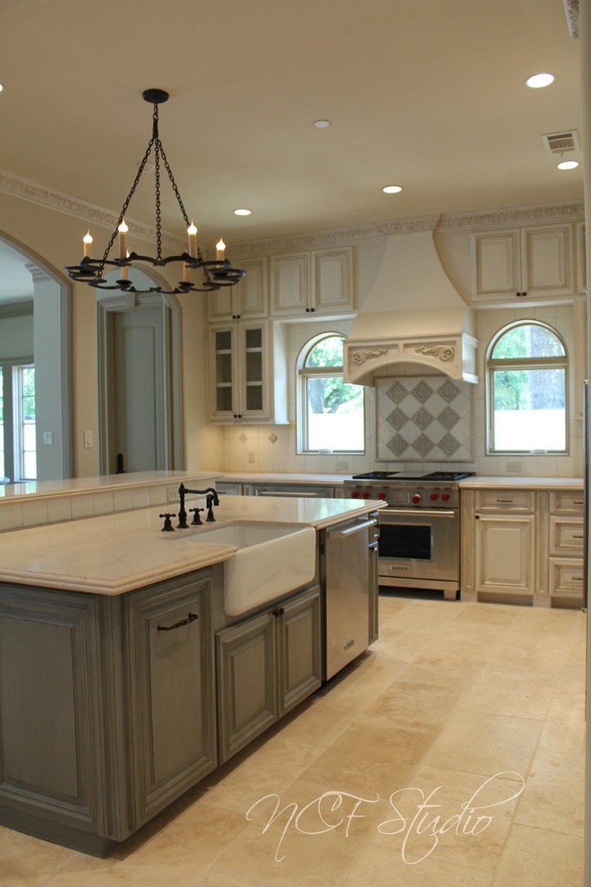 Transitional kitchen photo in Houston
