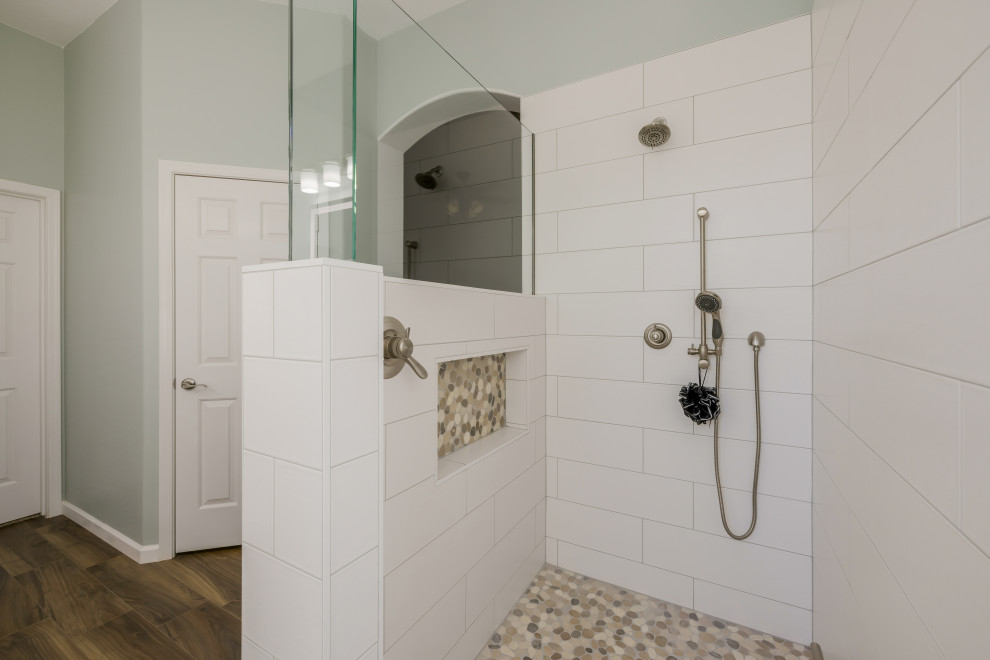 Стильный дизайн: большая главная ванная комната в стиле неоклассика (современная классика) с душем в нише, белой плиткой, керамической плиткой, серыми стенами, полом из галечной плитки, разноцветным полом, открытым душем и нишей - последний тренд