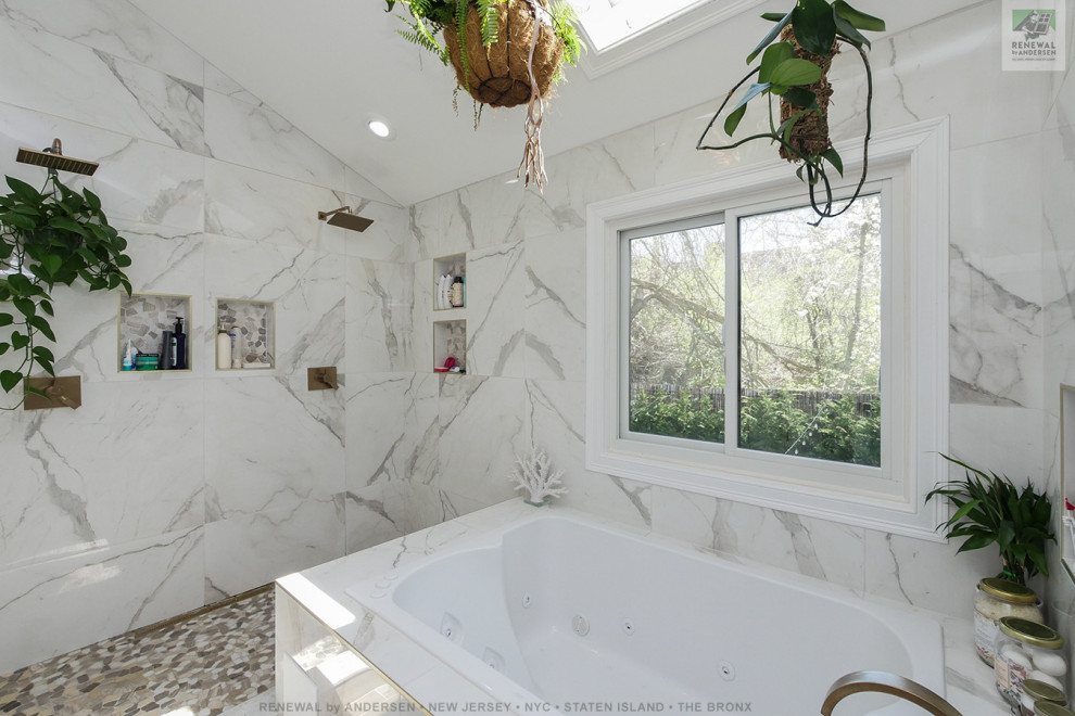 Idéer för stora vitt en-suite badrum, med en jacuzzi, en dubbeldusch, vit kakel, marmorkakel, flerfärgade väggar och med dusch som är öppen