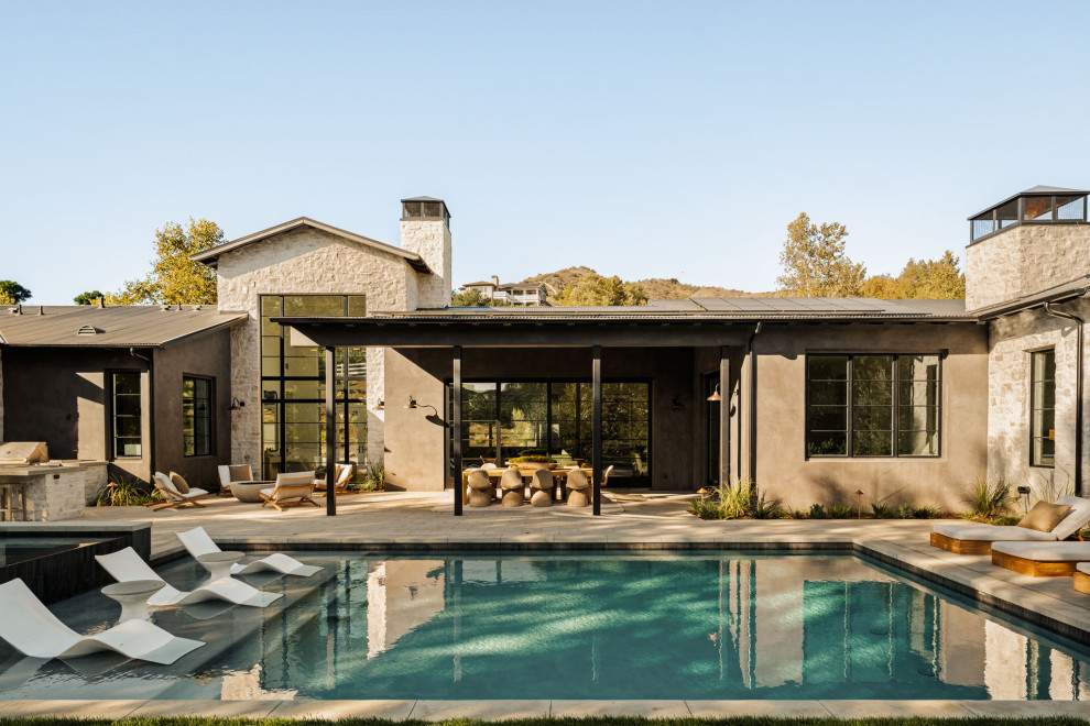 Farmhouse pool photo in Los Angeles
