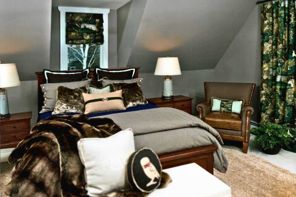 Стильный дизайн: маленькая хозяйская спальня в классическом стиле с серыми стенами, деревянным полом, белым полом и сводчатым потолком без камина для на участке и в саду - последний тренд