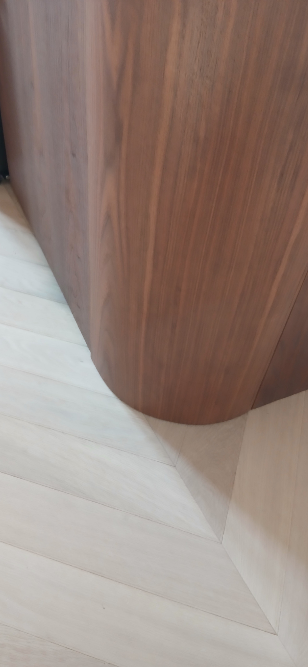 Colonne de cuisine arrondie en Noyer