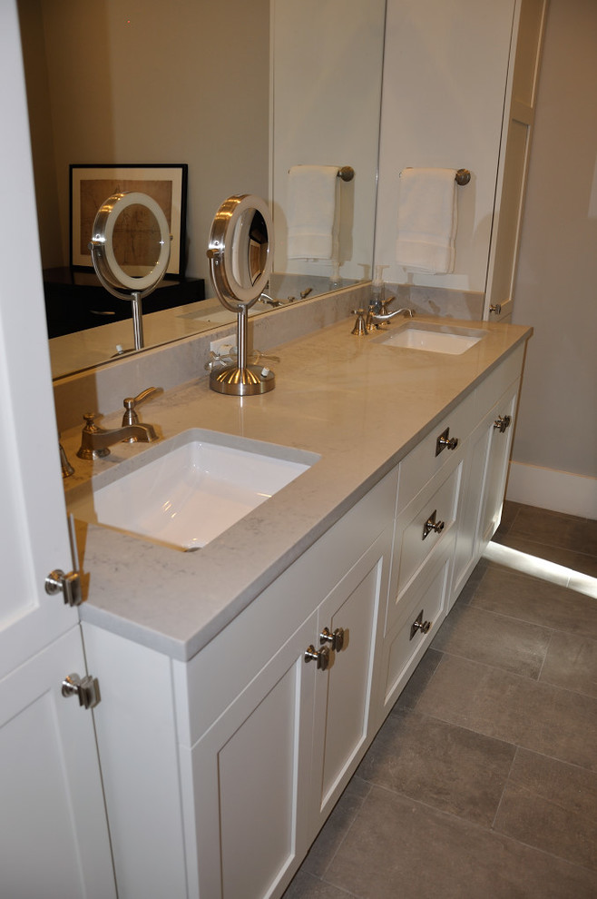 This is an example of a traditional bathroom in Atlanta with shaker cabinets.