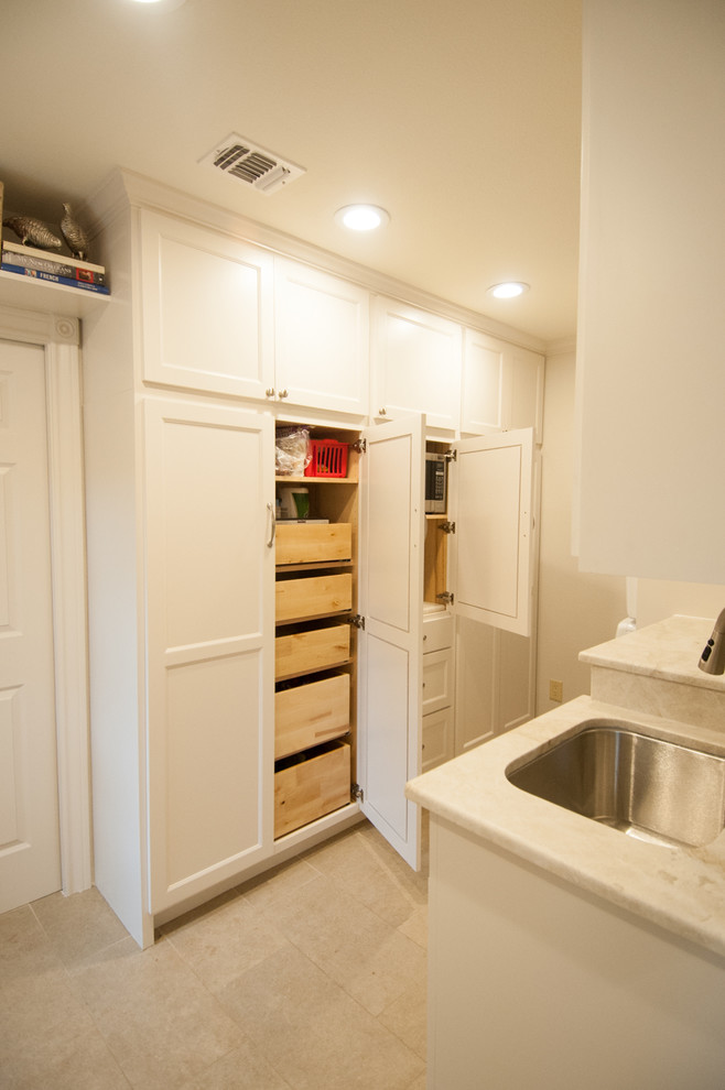 Transitional home design photo in Austin